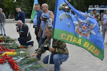 Колонны десантников прошли по улицам городов